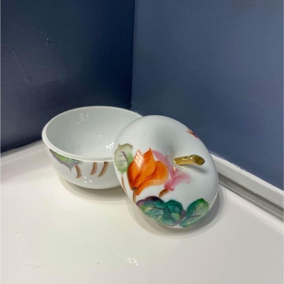 Handpainted vintage porcelain apple trinket dish with applied gold paint - Picture 6 of 6